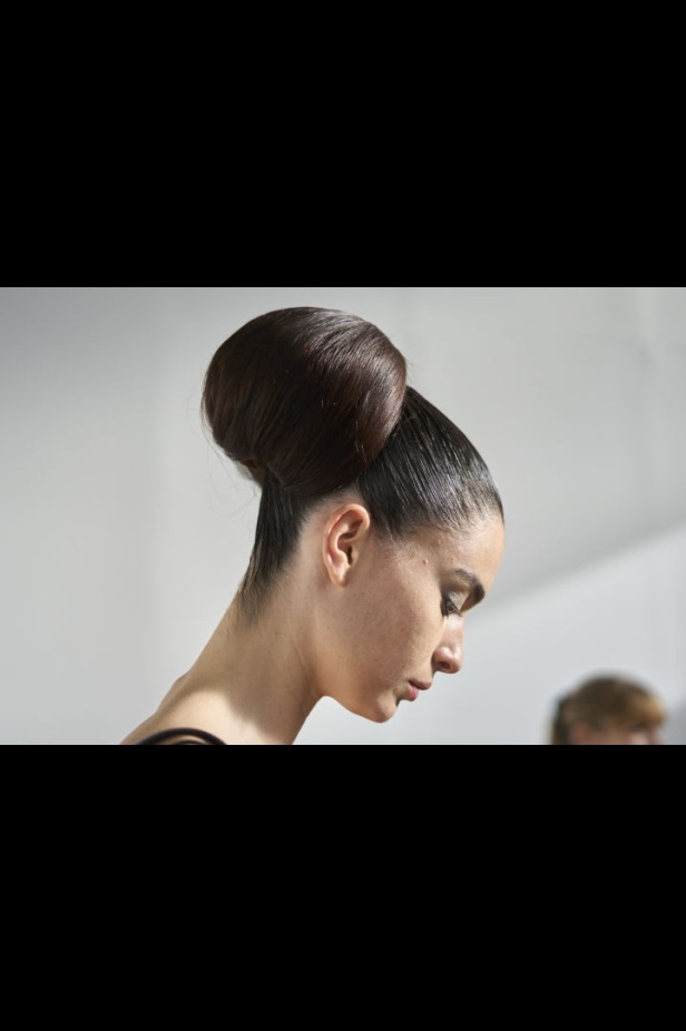 إطلالات جمالية من مجموعة Elie Saab لربيع وصيف 2024 في باريس