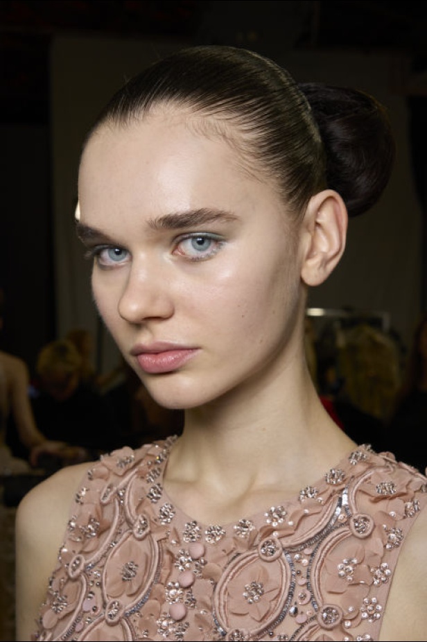 إطلالات جمالية من مجموعة Elie Saab لربيع وصيف 2024 في باريس