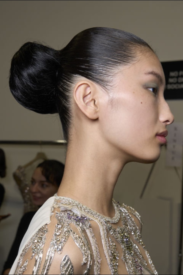 إطلالات جمالية من مجموعة Elie Saab لربيع وصيف 2024 في باريس