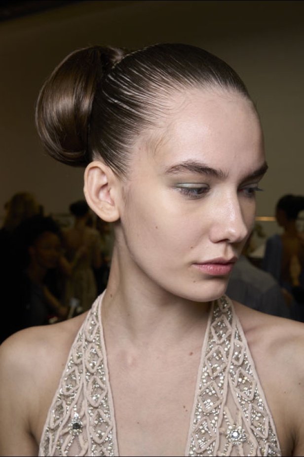 إطلالات جمالية من مجموعة Elie Saab لربيع وصيف 2024 في باريس