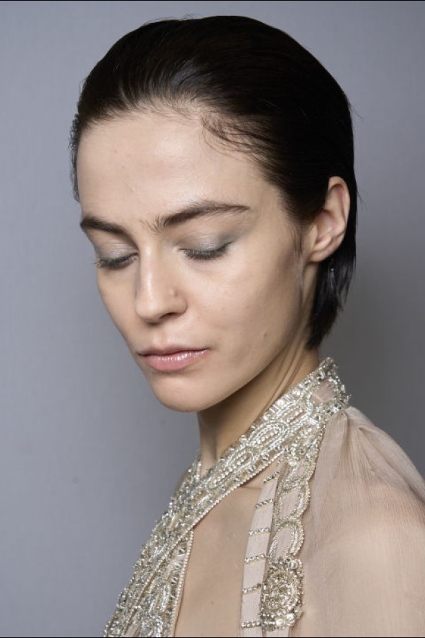 إطلالات جمالية من مجموعة Elie Saab لربيع وصيف 2024 في باريس