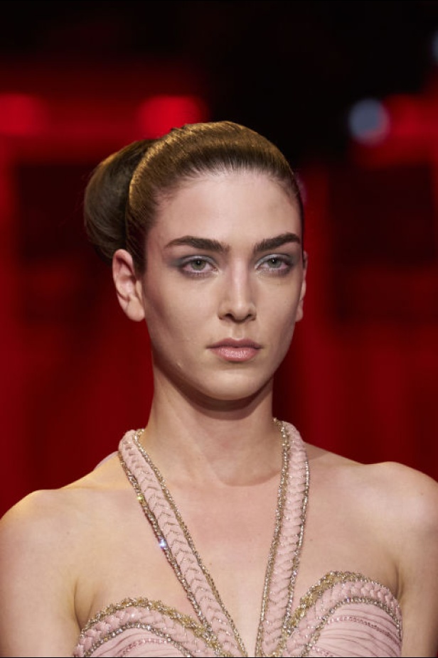 إطلالات جمالية من مجموعة Elie Saab لربيع وصيف 2024 في باريس