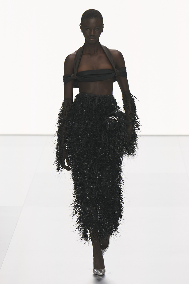 مجموعة Fendi للهوت كوتور لربيع 2024 قصيدة خيالية لمستقبل الانسان