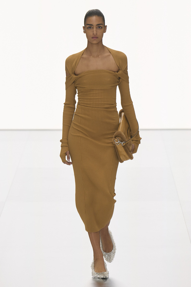 مجموعة Fendi للهوت كوتور لربيع 2024 قصيدة خيالية لمستقبل الانسان