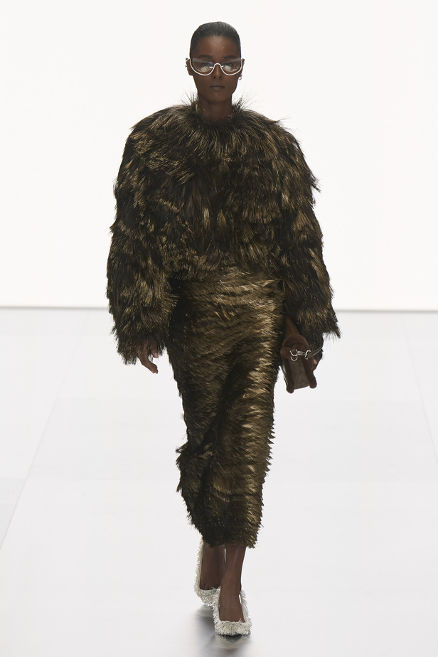 مجموعة Fendi للهوت كوتور لربيع 2024 قصيدة خيالية لمستقبل الانسان