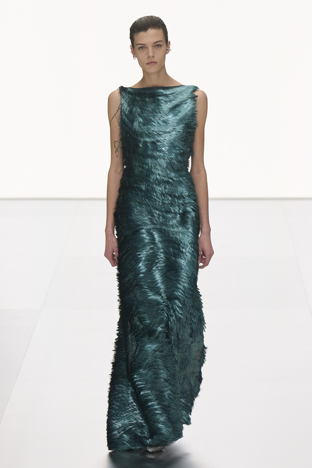 مجموعة Fendi للهوت كوتور لربيع 2024 قصيدة خيالية لمستقبل الانسان