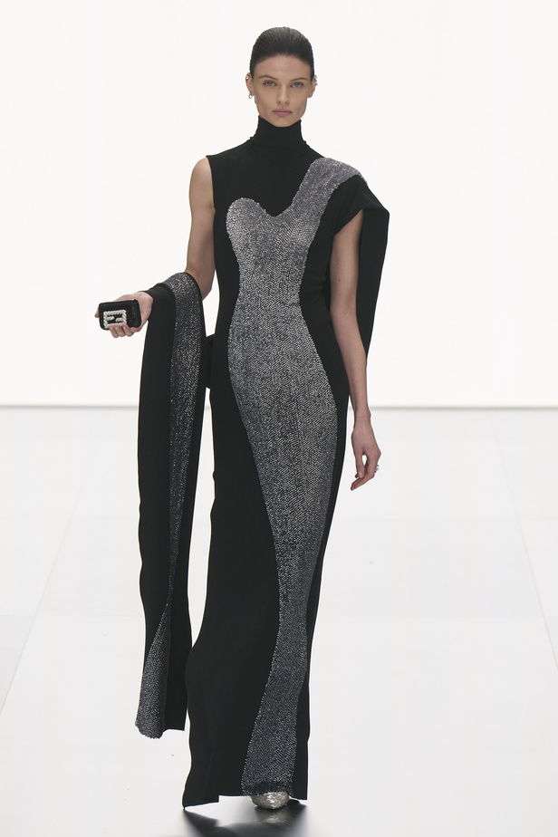 مجموعة Fendi للهوت كوتور لربيع 2024 قصيدة خيالية لمستقبل الانسان