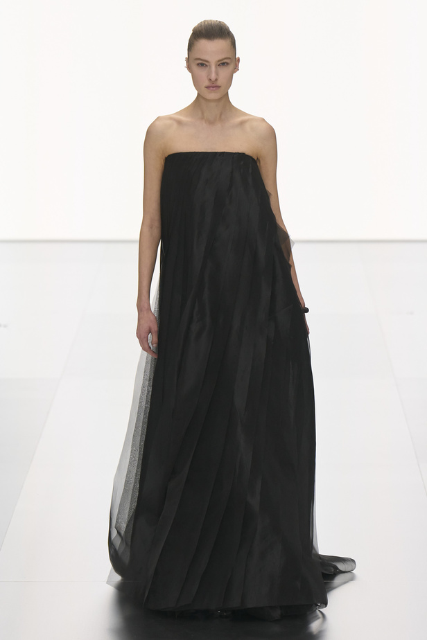 مجموعة Fendi للهوت كوتور لربيع 2024 قصيدة خيالية لمستقبل الانسان