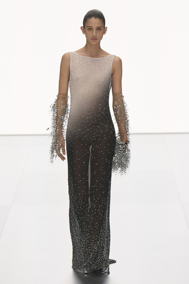 مجموعة Fendi للهوت كوتور لربيع 2024 قصيدة خيالية لمستقبل الانسان