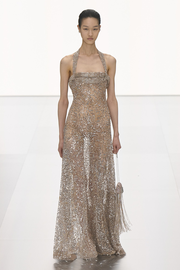 مجموعة Fendi للهوت كوتور لربيع 2024 قصيدة خيالية لمستقبل الانسان