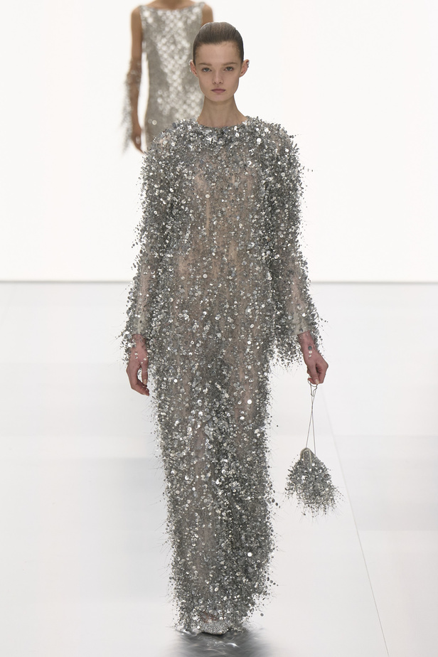 مجموعة Fendi للهوت كوتور لربيع 2024 قصيدة خيالية لمستقبل الانسان