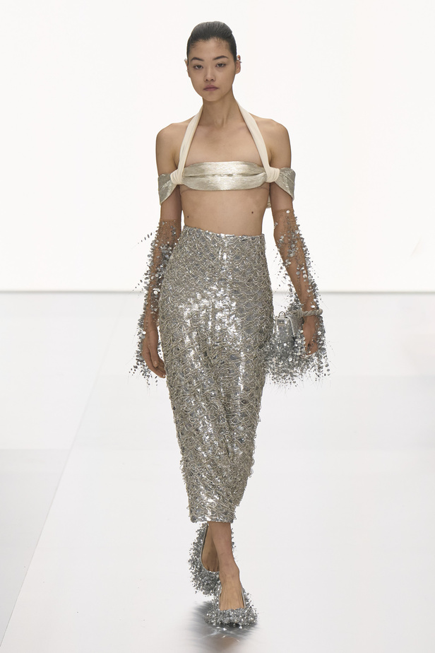 مجموعة Fendi للهوت كوتور لربيع 2024 قصيدة خيالية لمستقبل الانسان