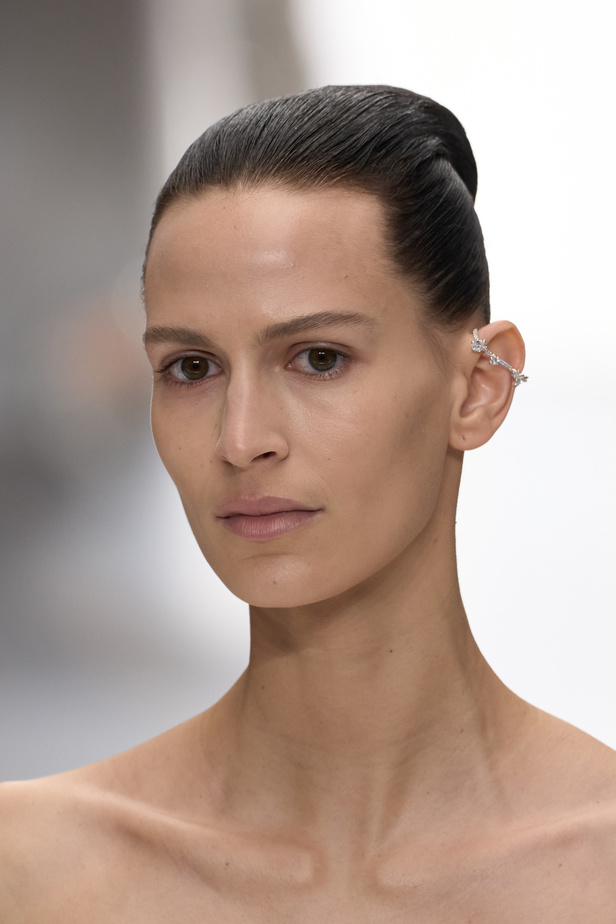 مجموعة Fendi للهوت كوتور لربيع 2024 قصيدة خيالية لمستقبل الانسان