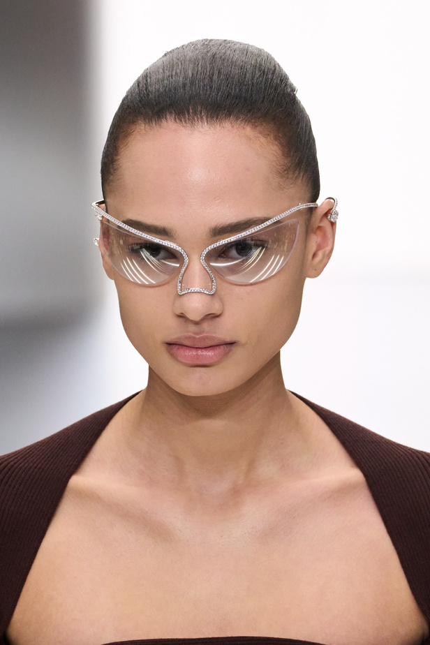 مجموعة Fendi للهوت كوتور لربيع 2024 قصيدة خيالية لمستقبل الانسان