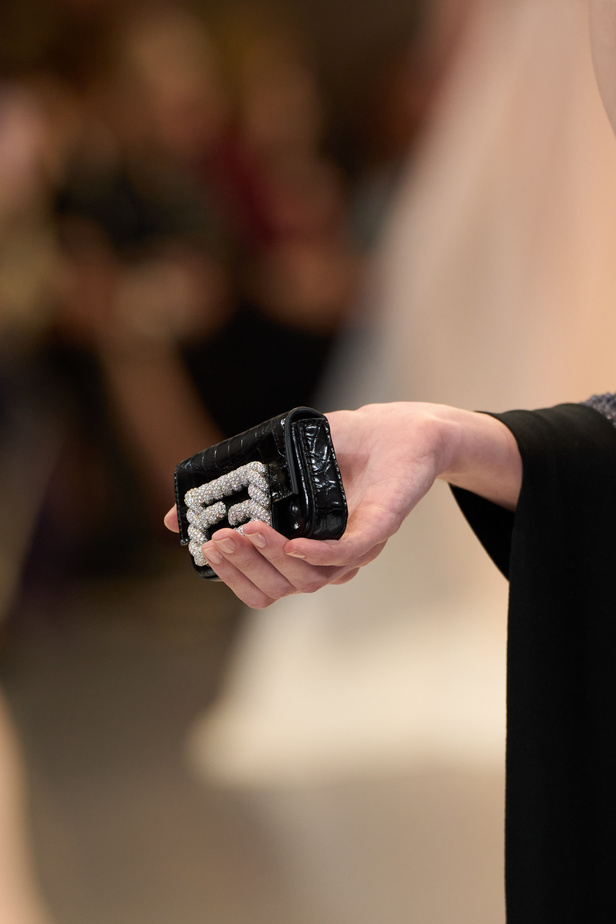 مجموعة Fendi للهوت كوتور لربيع 2024 قصيدة خيالية لمستقبل الانسان