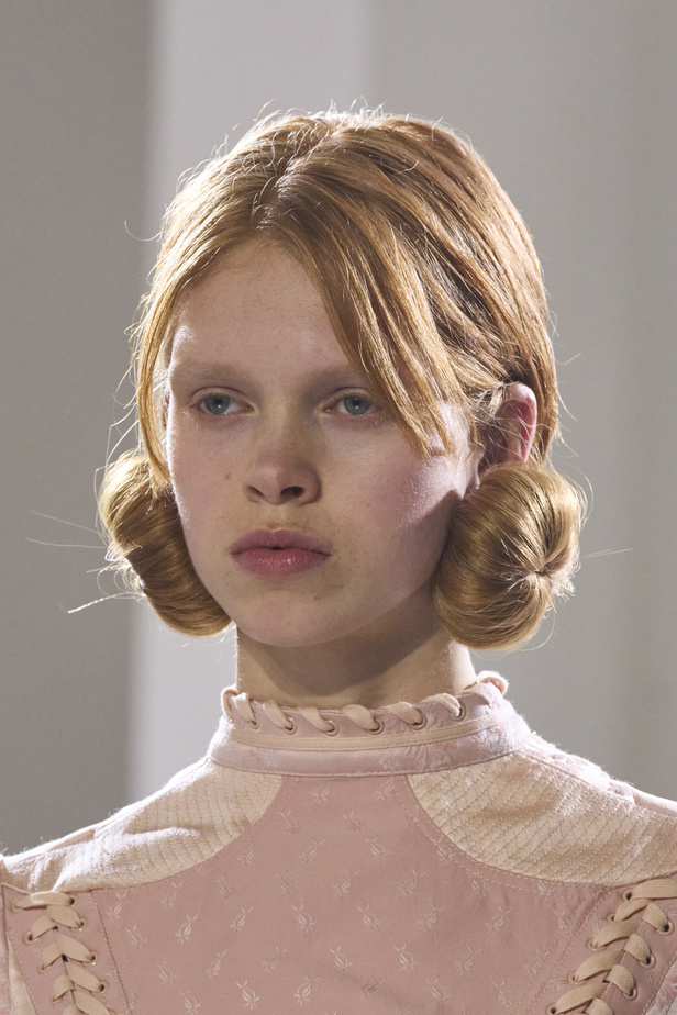 إطلالات جمالية من مجموعة Jean Paul Gauthier للأزياء الراقية لربيع 2024