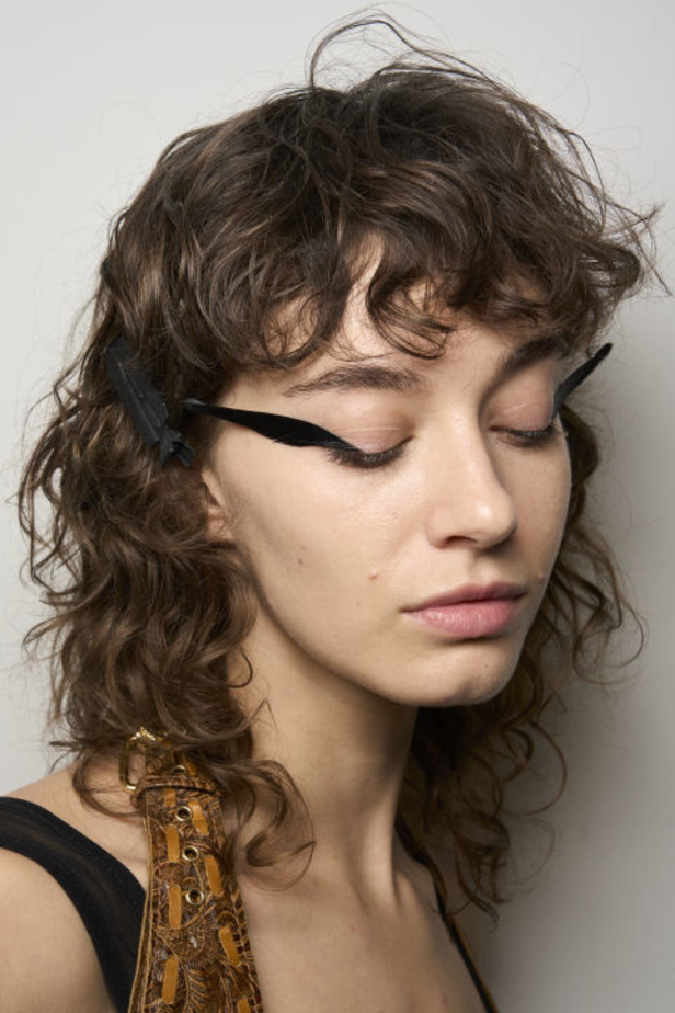 اطلالات جمالية من عرض أزياء Alexis Mabille لربيع وصيف 2024