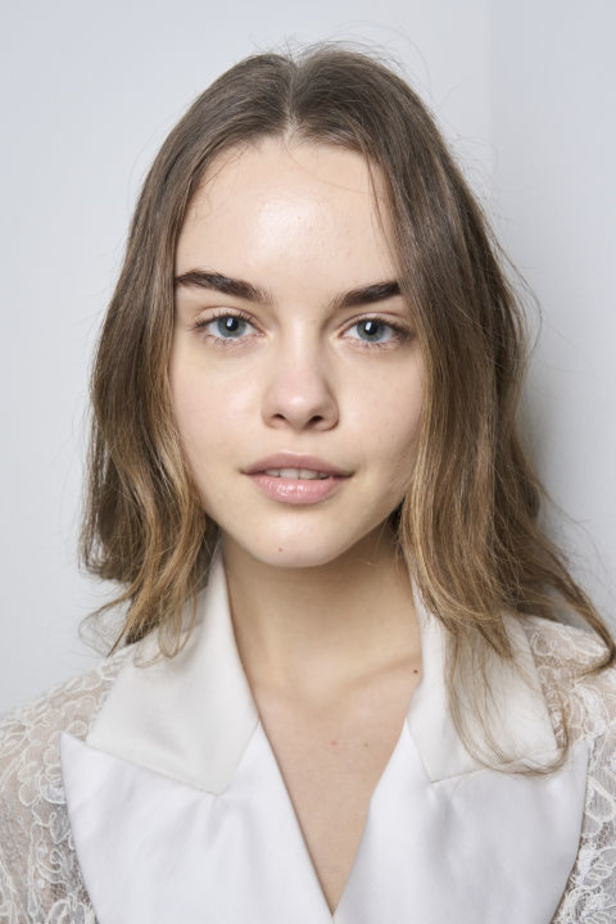 اطلالات جمالية من عرض أزياء Alexis Mabille لربيع وصيف 2024