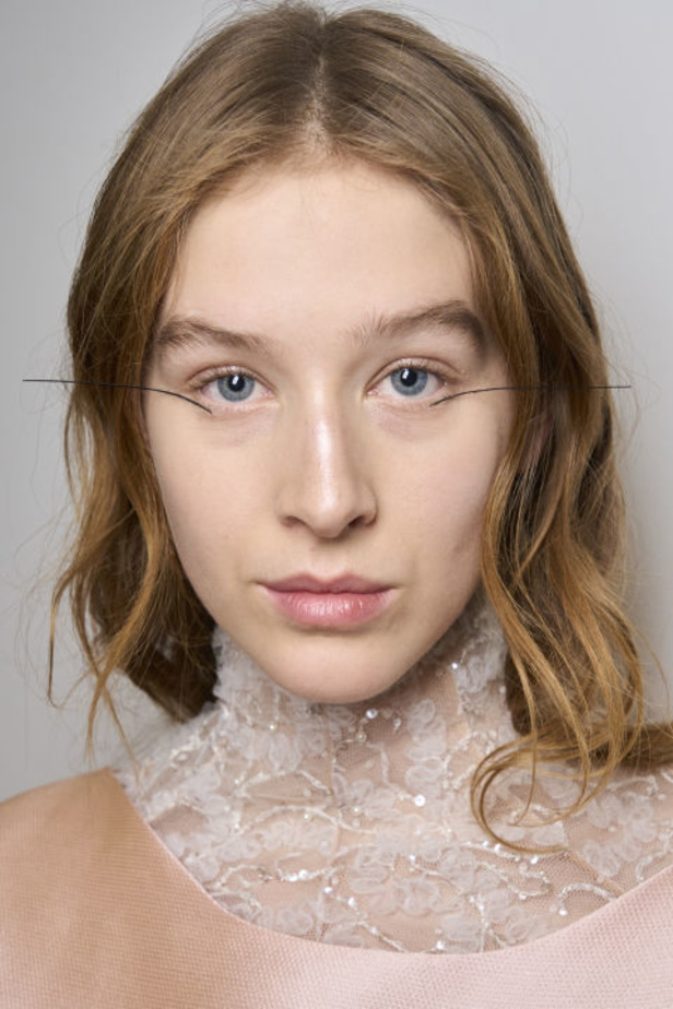 اطلالات جمالية من عرض أزياء Alexis Mabille لربيع وصيف 2024