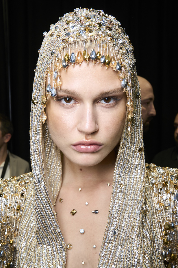 اطلالات جمالية من مجموعة زهير مراد في عروض الأزياء الراقية لربيع 2024