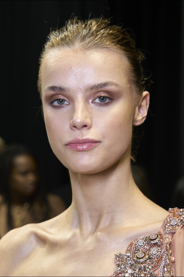 اطلالات جمالية من مجموعة زهير مراد في عروض الأزياء الراقية لربيع 2024