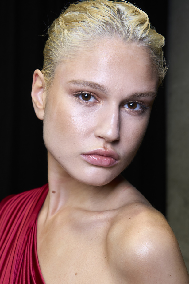 اطلالات جمالية من مجموعة زهير مراد في عروض الأزياء الراقية لربيع 2024