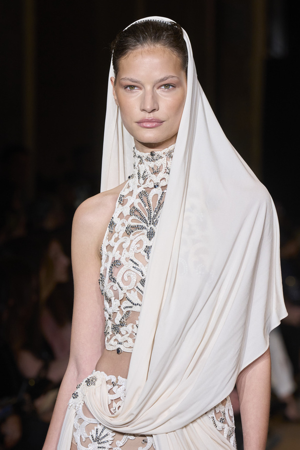 مجموعة زهير مراد للأزياء الراقية لربيع 2024... إشادة بفنيقيا وتراثها من خلال الشكّ والتصاميم الساحرة