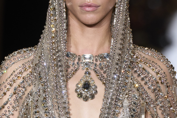 مجموعة زهير مراد للأزياء الراقية لربيع 2024... إشادة بفنيقيا وتراثها من خلال الشكّ والتصاميم الساحرة