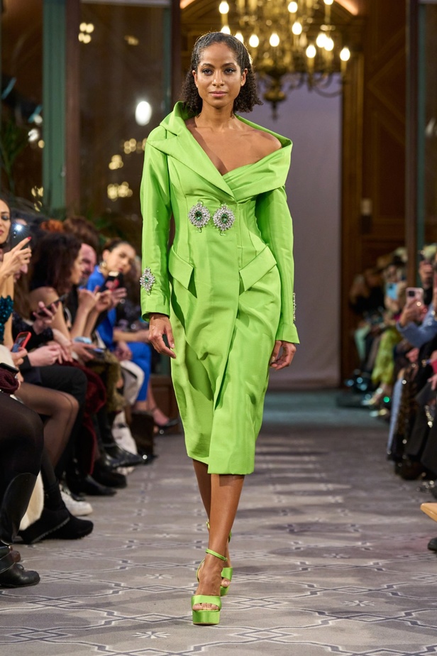 مجموعة الأزياء الراقية للمصمم روبير أبي نادر لربيع 2024 أناقة مطواعة بخيال وسموّ