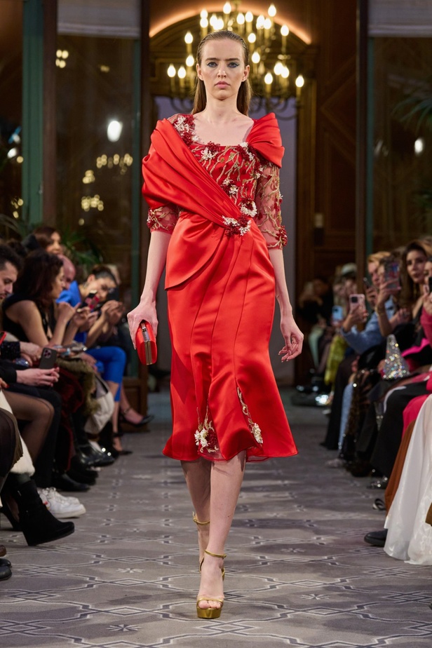 مجموعة الأزياء الراقية للمصمم روبير أبي نادر لربيع 2024 أناقة مطواعة بخيال وسموّ