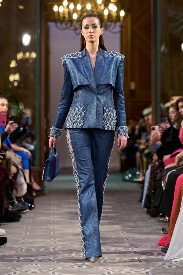 مجموعة الأزياء الراقية للمصمم روبير أبي نادر لربيع 2024 أناقة مطواعة بخيال وسموّ