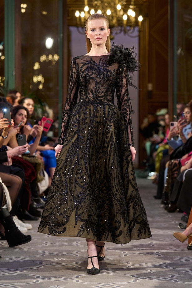 مجموعة الأزياء الراقية للمصمم روبير أبي نادر لربيع 2024 أناقة مطواعة بخيال وسموّ