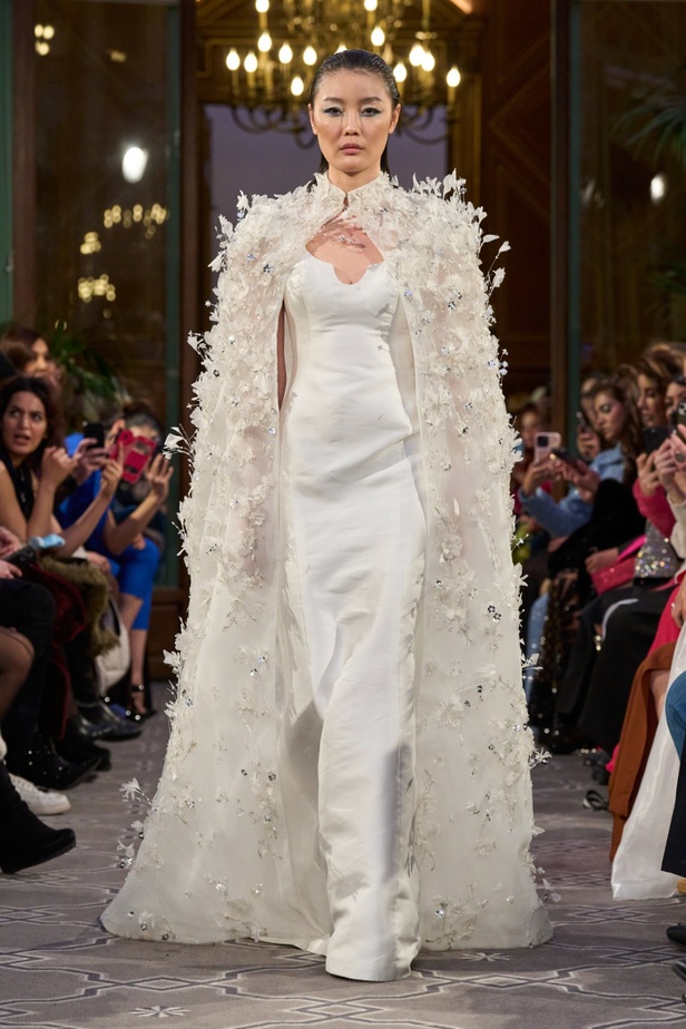 مجموعة الأزياء الراقية للمصمم روبير أبي نادر لربيع 2024 أناقة مطواعة بخيال وسموّ