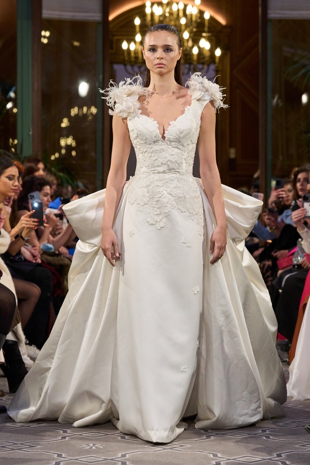 مجموعة الأزياء الراقية للمصمم روبير أبي نادر لربيع 2024 أناقة مطواعة بخيال وسموّ