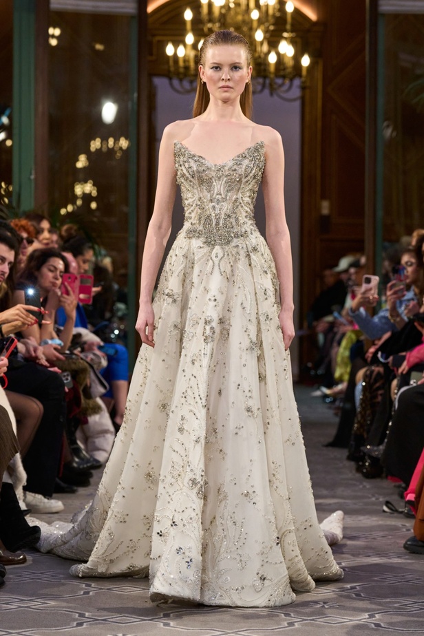 مجموعة الأزياء الراقية للمصمم روبير أبي نادر لربيع 2024 أناقة مطواعة بخيال وسموّ