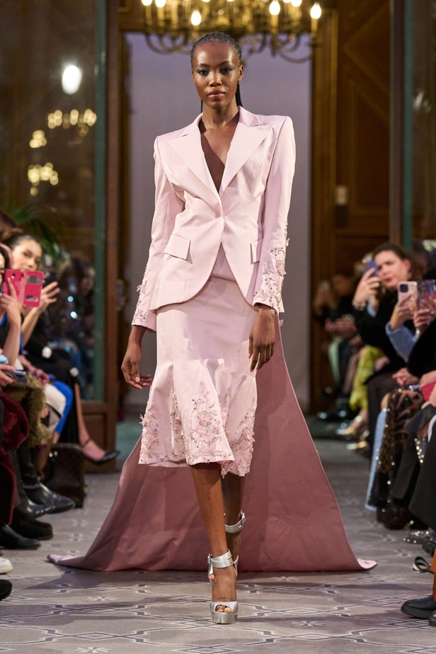 مجموعة الأزياء الراقية للمصمم روبير أبي نادر لربيع 2024 أناقة مطواعة بخيال وسموّ