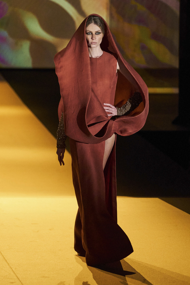  ستيفان رولان يحوّل الأزياء إلى منحوتات وأعمال فنية 