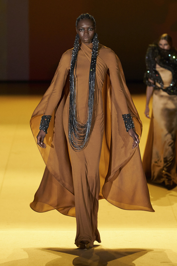  ستيفان رولان يحوّل الأزياء إلى منحوتات وأعمال فنية 