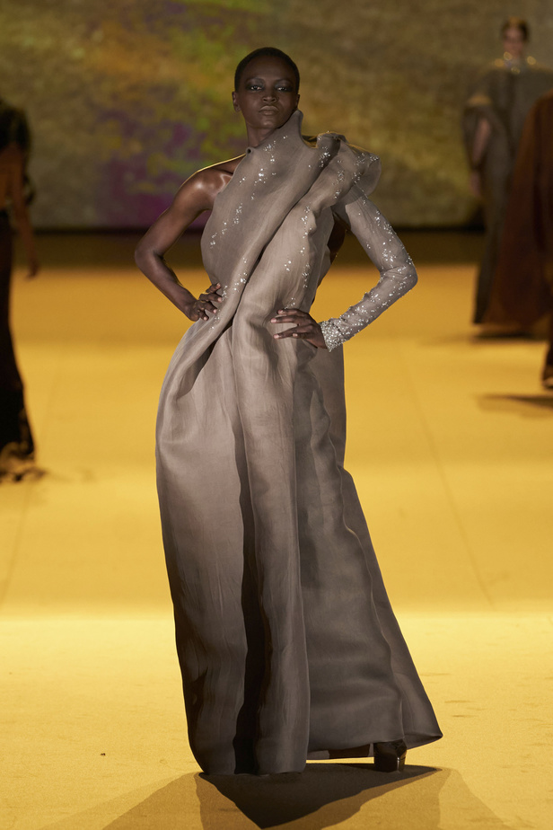  ستيفان رولان يحوّل الأزياء إلى منحوتات وأعمال فنية 