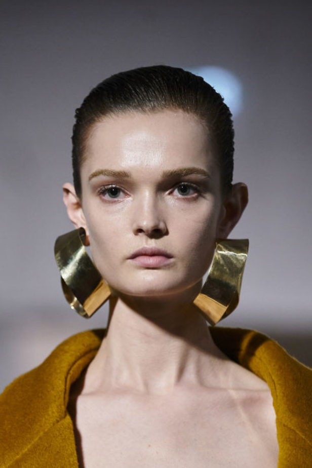 اطلالات جمالية من مجموعة "ڤالنتينو" للأزياء الراقية لموسم ربيع 2024