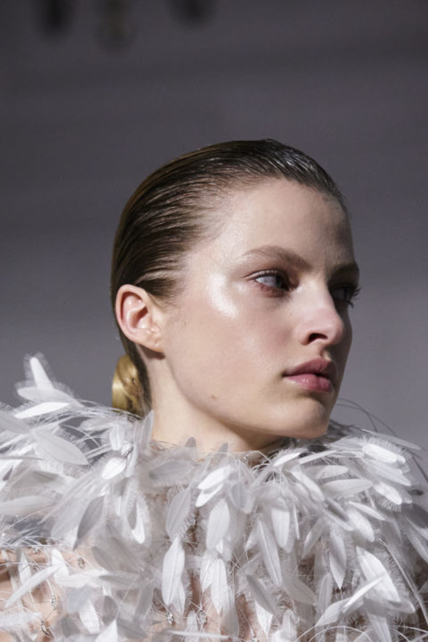 اطلالات جمالية من مجموعة "ڤالنتينو" للأزياء الراقية لموسم ربيع 2024