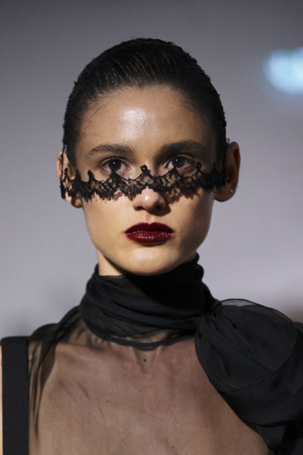 اطلالات جمالية من مجموعة "ڤالنتينو" للأزياء الراقية لموسم ربيع 2024