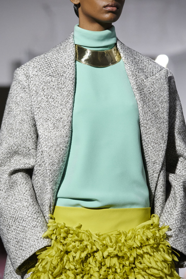 "بييرباولو بيتشولي" يُقدم البساطة الصارخة ودرس في تناقض الألوان مع لمحة من الكوتور القديم لمجموعة "فالنتينو" للأزياء الراقية لموسم ربيع 2024