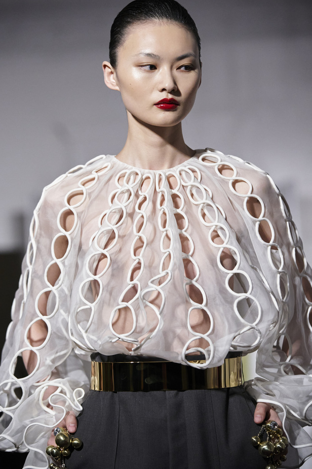 "بييرباولو بيتشولي" يُقدم البساطة الصارخة ودرس في تناقض الألوان مع لمحة من الكوتور القديم لمجموعة "فالنتينو" للأزياء الراقية لموسم ربيع 2024