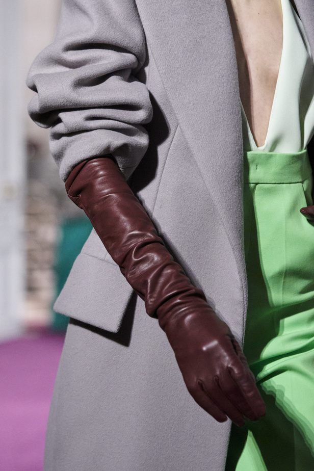 "بييرباولو بيتشولي" يُقدم البساطة الصارخة ودرس في تناقض الألوان مع لمحة من الكوتور القديم لمجموعة "فالنتينو" للأزياء الراقية لموسم ربيع 2024