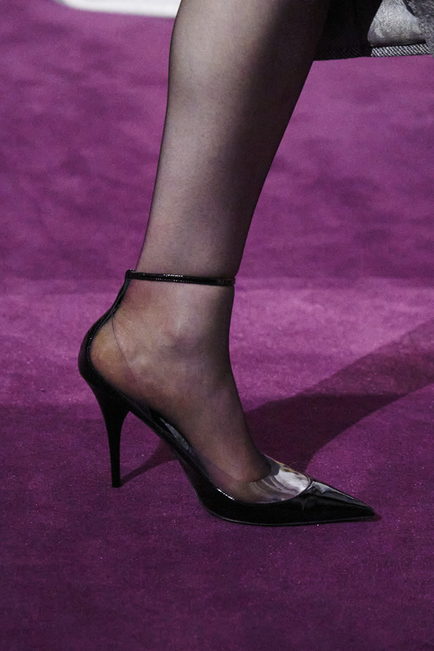 "بييرباولو بيتشولي" يُقدم البساطة الصارخة ودرس في تناقض الألوان مع لمحة من الكوتور القديم لمجموعة "فالنتينو" للأزياء الراقية لموسم ربيع 2024