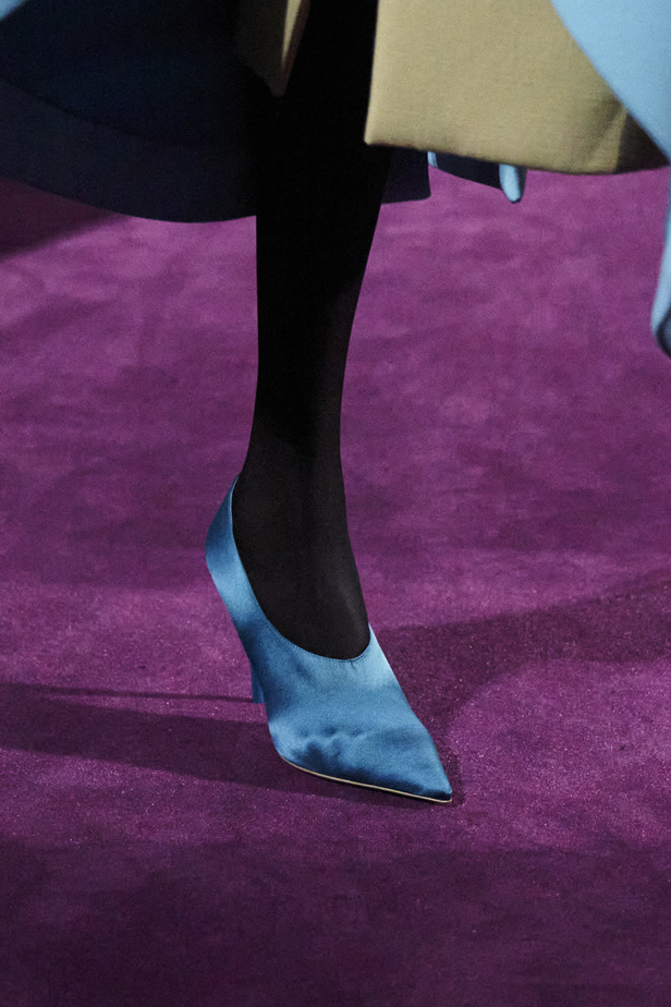 "بييرباولو بيتشولي" يُقدم البساطة الصارخة ودرس في تناقض الألوان مع لمحة من الكوتور القديم لمجموعة "فالنتينو" للأزياء الراقية لموسم ربيع 2024