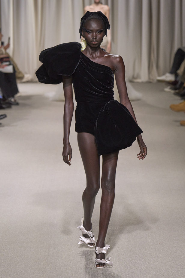 مجموعة Giambattista Valli لربيع وصيف 2024 للأزياء الراقية