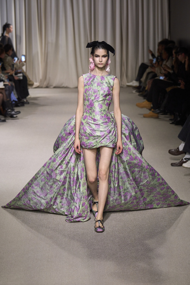 مجموعة Giambattista Valli لربيع وصيف 2024 للأزياء الراقية