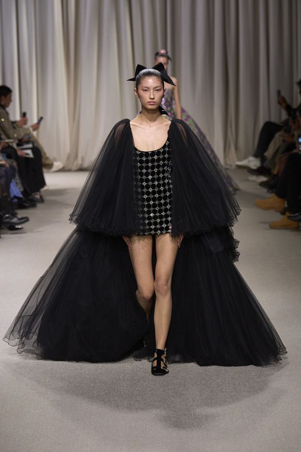 مجموعة Giambattista Valli لربيع وصيف 2024 للأزياء الراقية
